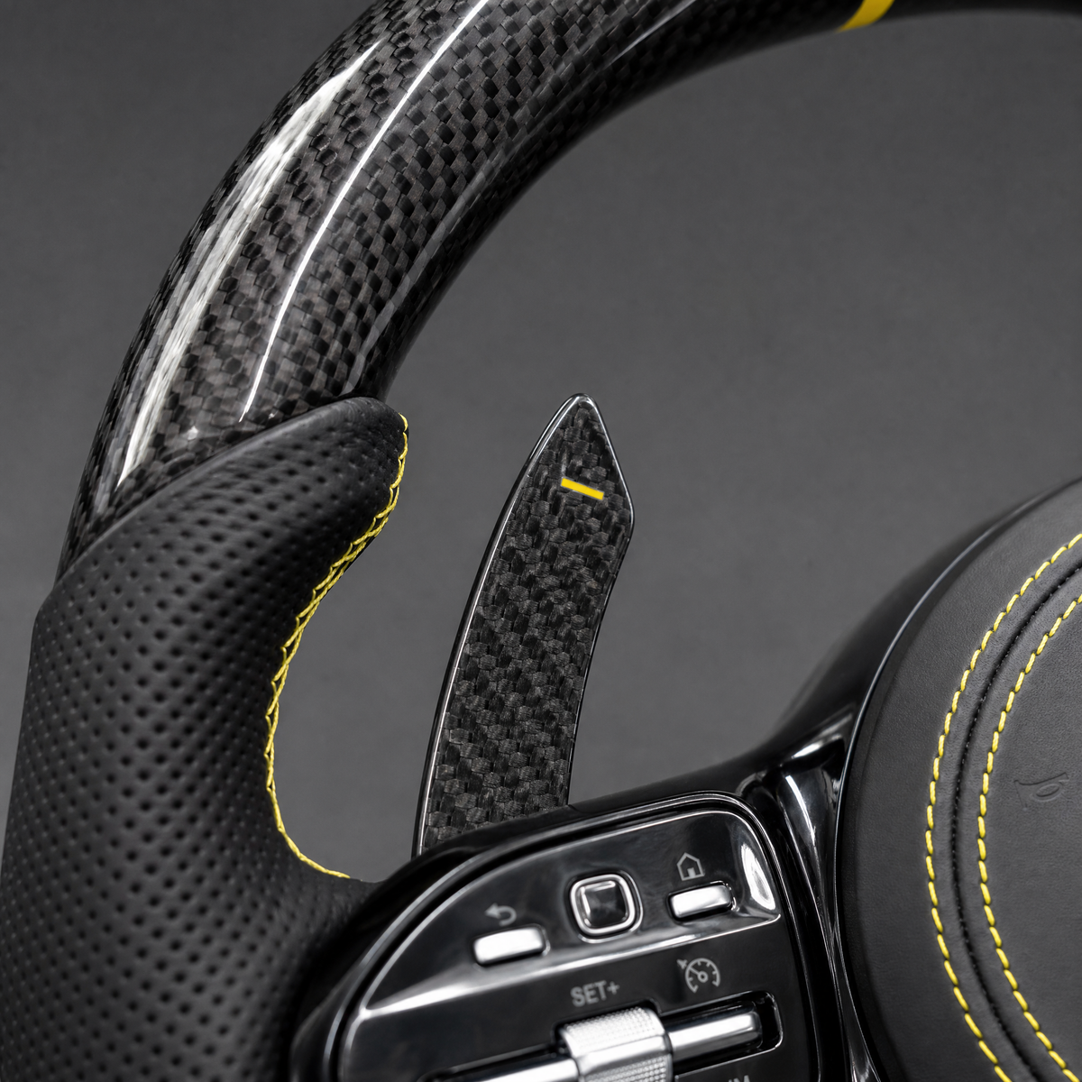 Volant Carbone Custom – Mercedes-AMG Édition Jaune | Surpiqûres Sport