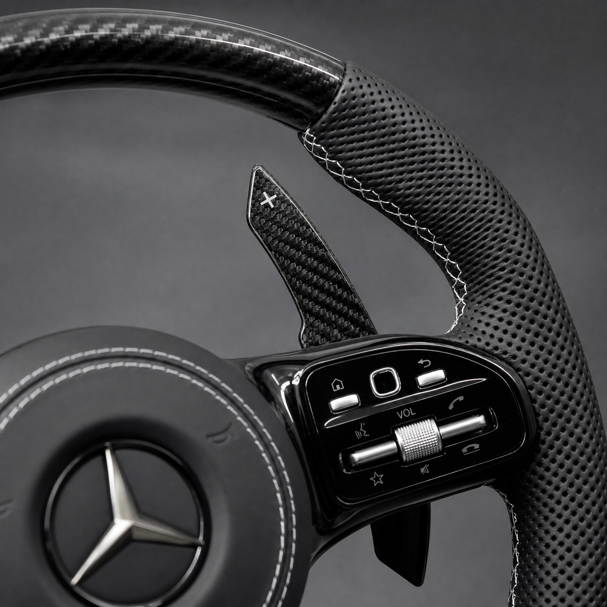 Volant Carbone Custom – Mercedes-AMG | Surpiqûres Blanches