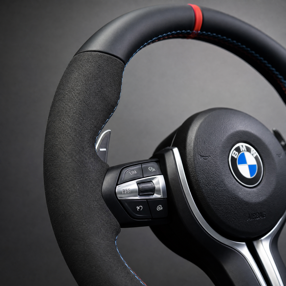 Volant BMW M Sport Méplat Custom – Alcantara | Surpiqûres Tricolores