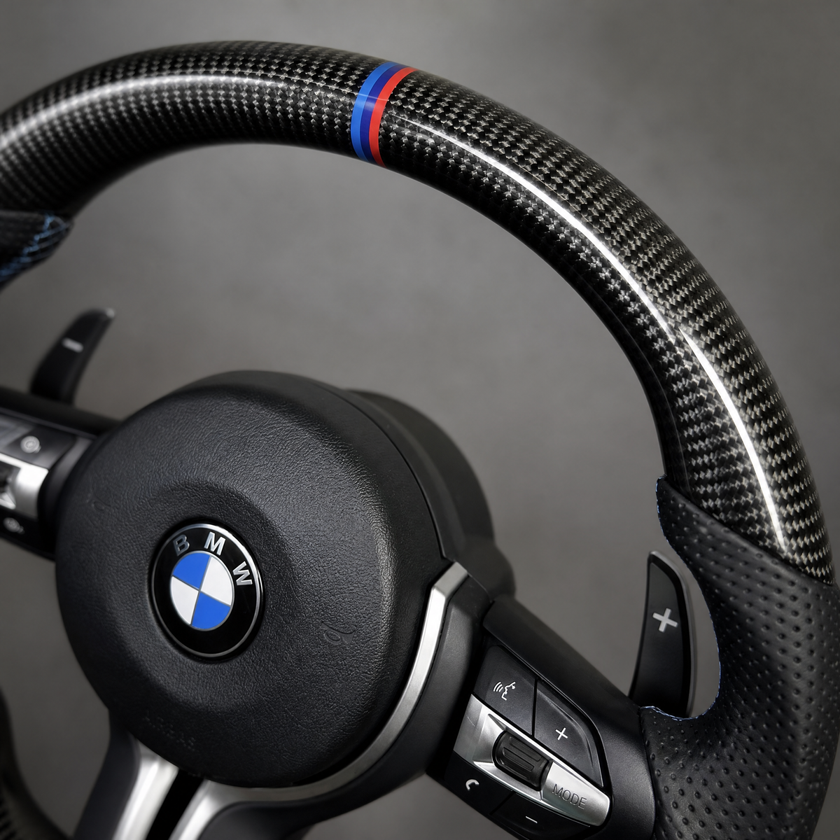 Volant BMW M Sport Méplat Custom – Carbone & Cuir Perforé | Bande bleu et rouge M