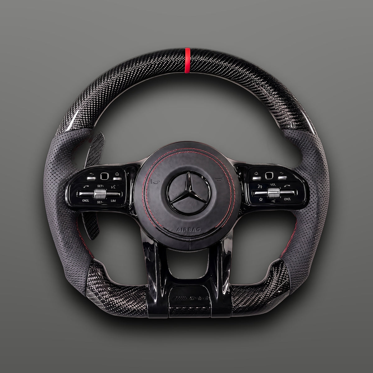 Volant Carbone Custom – Mercedes-AMG | Cuir Perforé & Surpiqûres Rouges